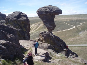 de Balanced Rock vanaf de Thousend Springs Scenic Byway | Salmon  ID